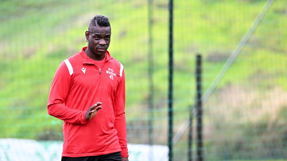 SAN PEDRO DE ALCANTARA, SPAIN - JANUARY 08: Mario Balotelli of FC Sion gestures during the Friendly match between FC Sion vs VfB Stuttgart at Marbella Football Center on January 8, 2023 in San Pedro De Alcantara, Spain. (Photo by DeFodi Images via Getty Images)