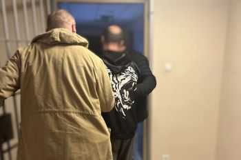 Debrzno: 35-latek chciał uniknąć więzienia. Schował się w oborze