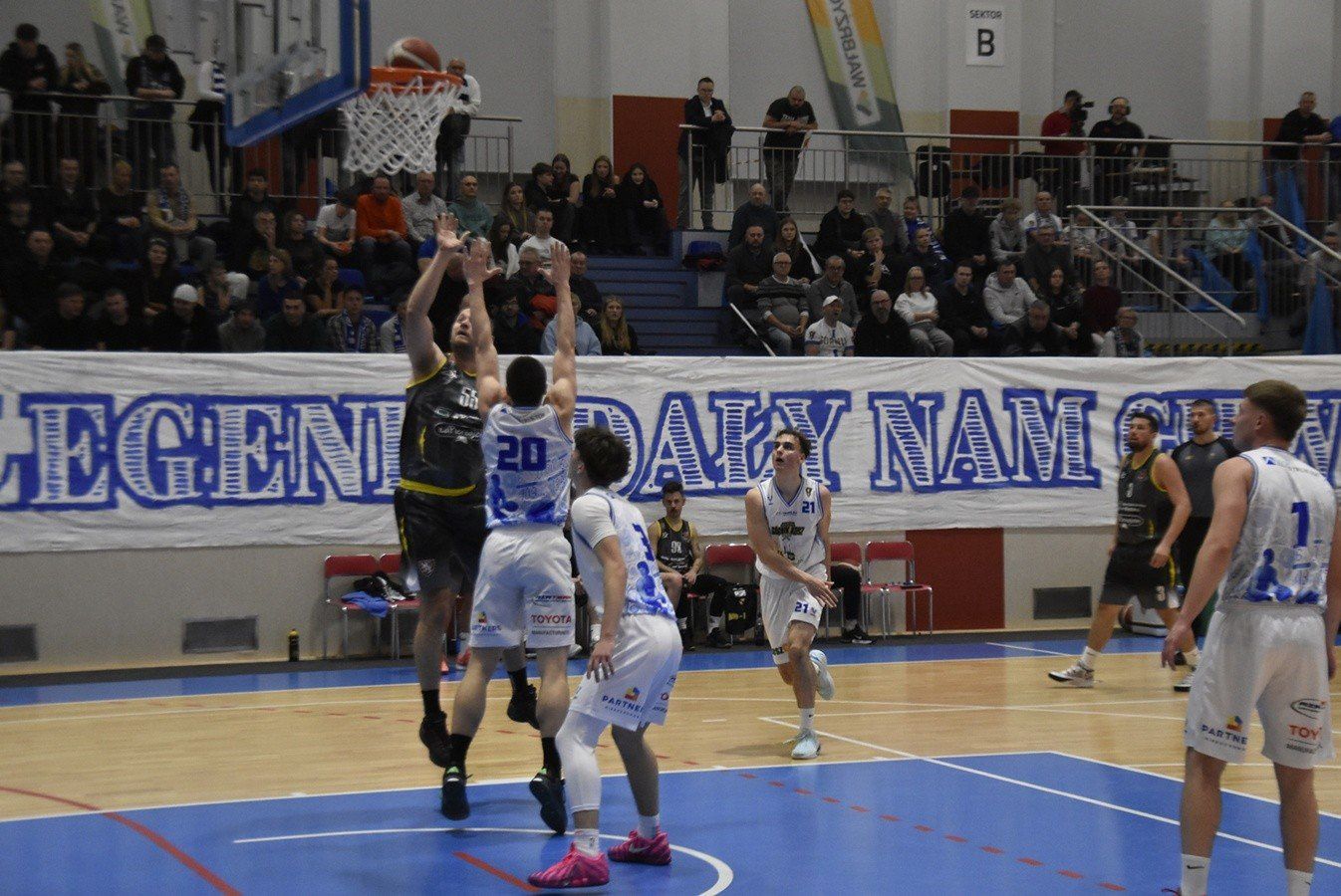 Koszykarze III-ligowego Górnika KALTECH Wałbrzych pokonali we własnej hali, 81:46 drużynę Chrobrego XXI Kłodzko