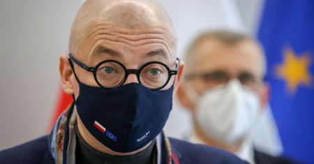 Zapisy na szczepienia. Kamiński: "Rząd zafundował Polakom zupełnie niepotrzebny cyrk"