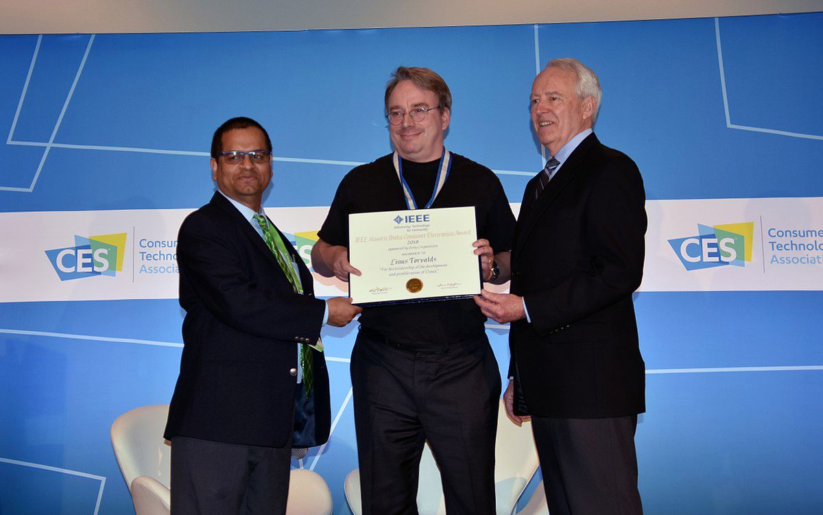 Archiwalne: Linus Torvalds odbiera nagrodę IEEE Masaru Ibuka Consumer Electronics Award 2018, fot. CC-BY