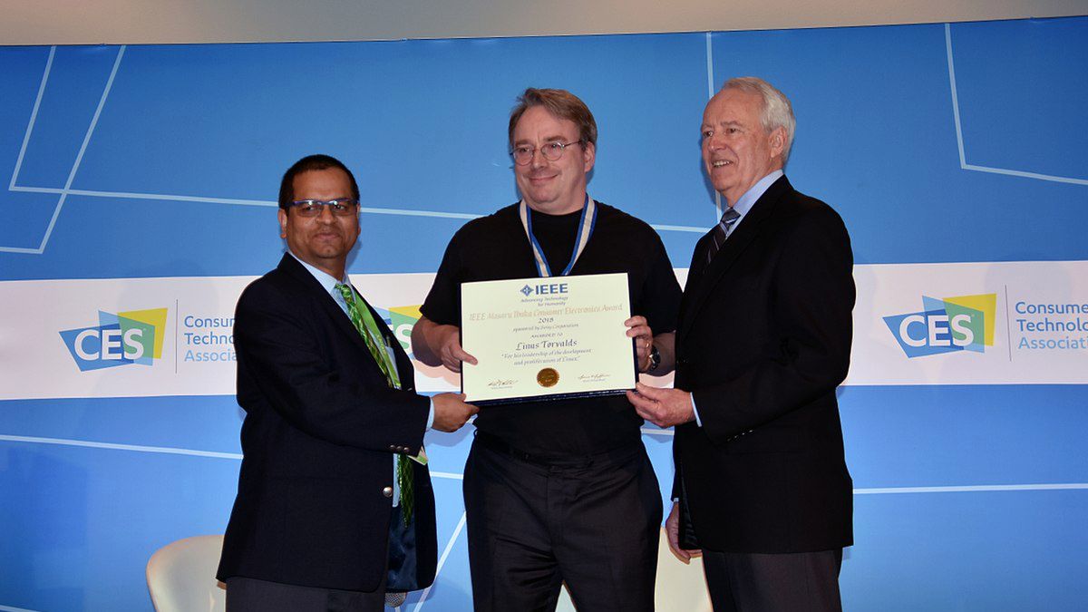 Archiwalne: Linus Torvalds odbiera nagrodę IEEE Masaru Ibuka Consumer Electronics Award 2018, fot. CC-BY