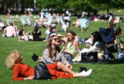 Koronawirus w Wielkiej Brytanii. Tłumy ludzi w parkach i na plażach. Służby alarmują