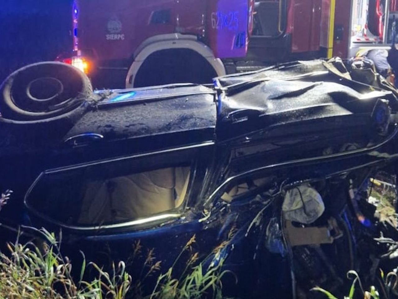 Babiec Piaseczny: Volkswagen uderzył w nasyp i drzewo. Młody kierowca nie miał szans na przeżycie