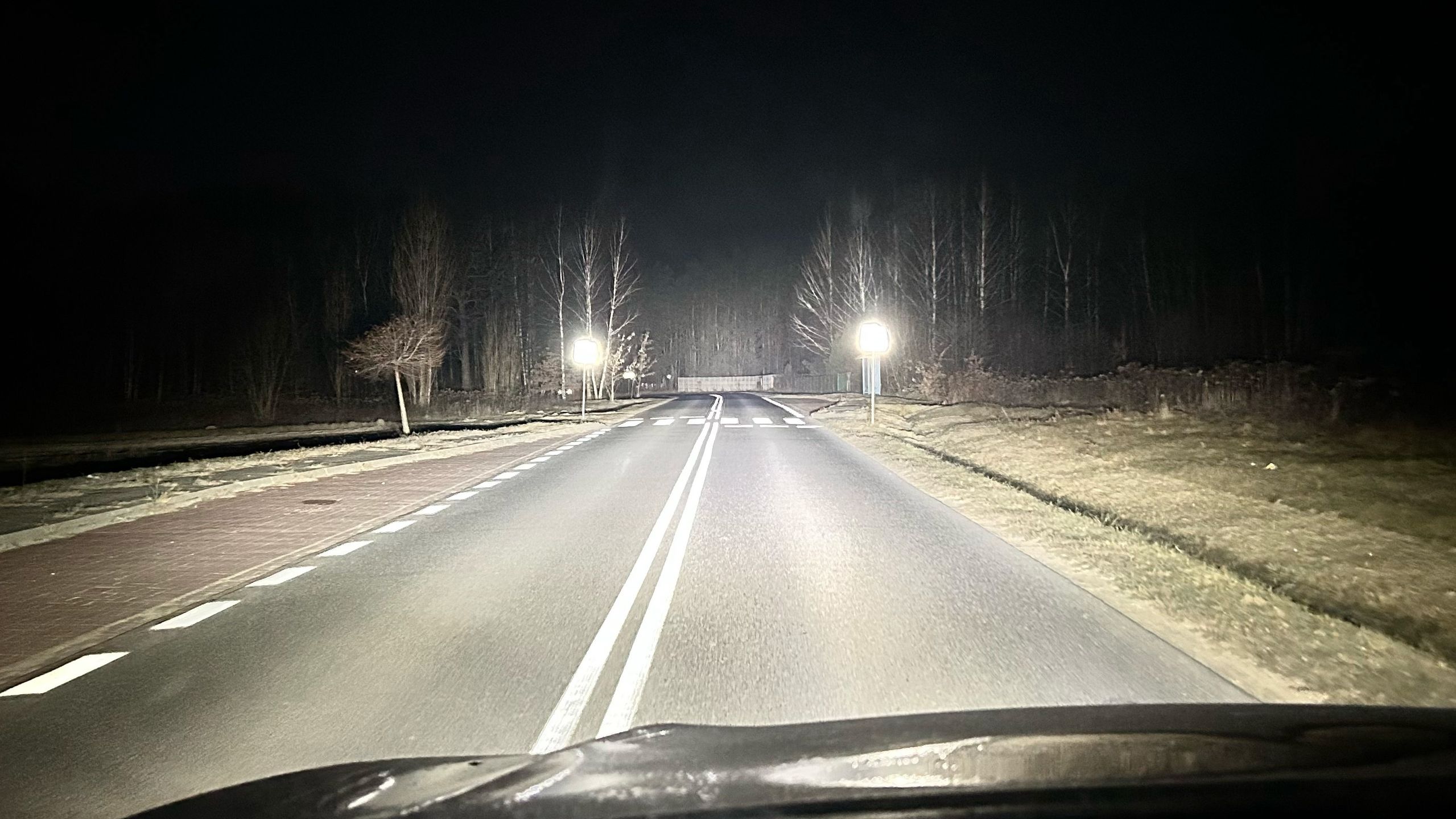 Niestety przy włączonym dodatkowym oświetleniu często 