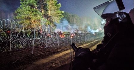 Niepokój na granicy. Wojsko wypychało migrantów na polską stronę