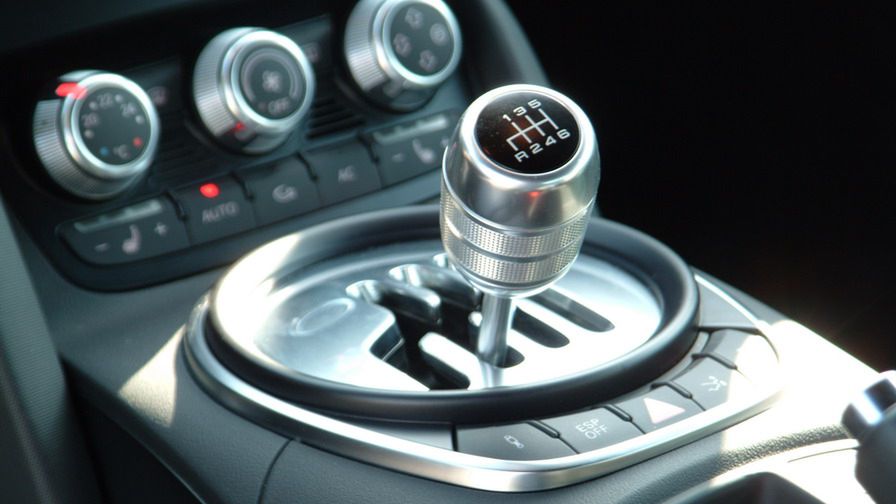 Drążek zmiany biegów w manualnej skrzyni biegów