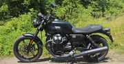 Test: Moto Guzzi V7 Stone – prosto, czarno i klasycznie