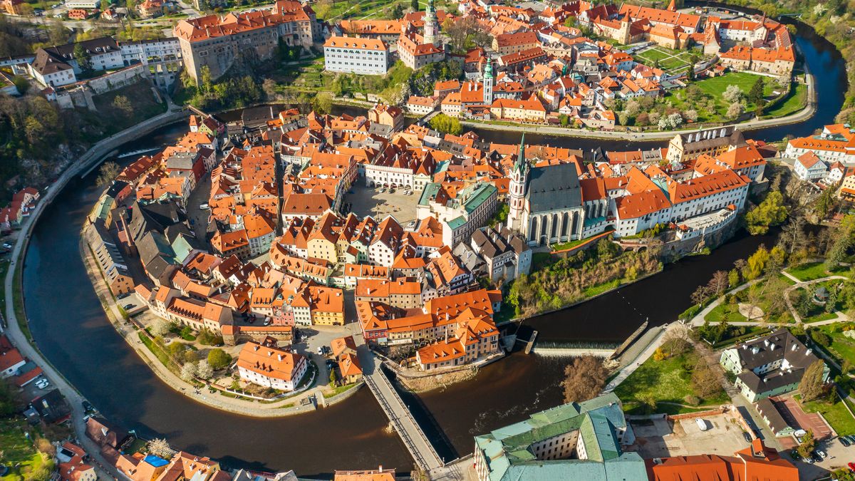 Polscy turyści nie poprzestają na Pradze. Na zdjęciu: Cesky Krum