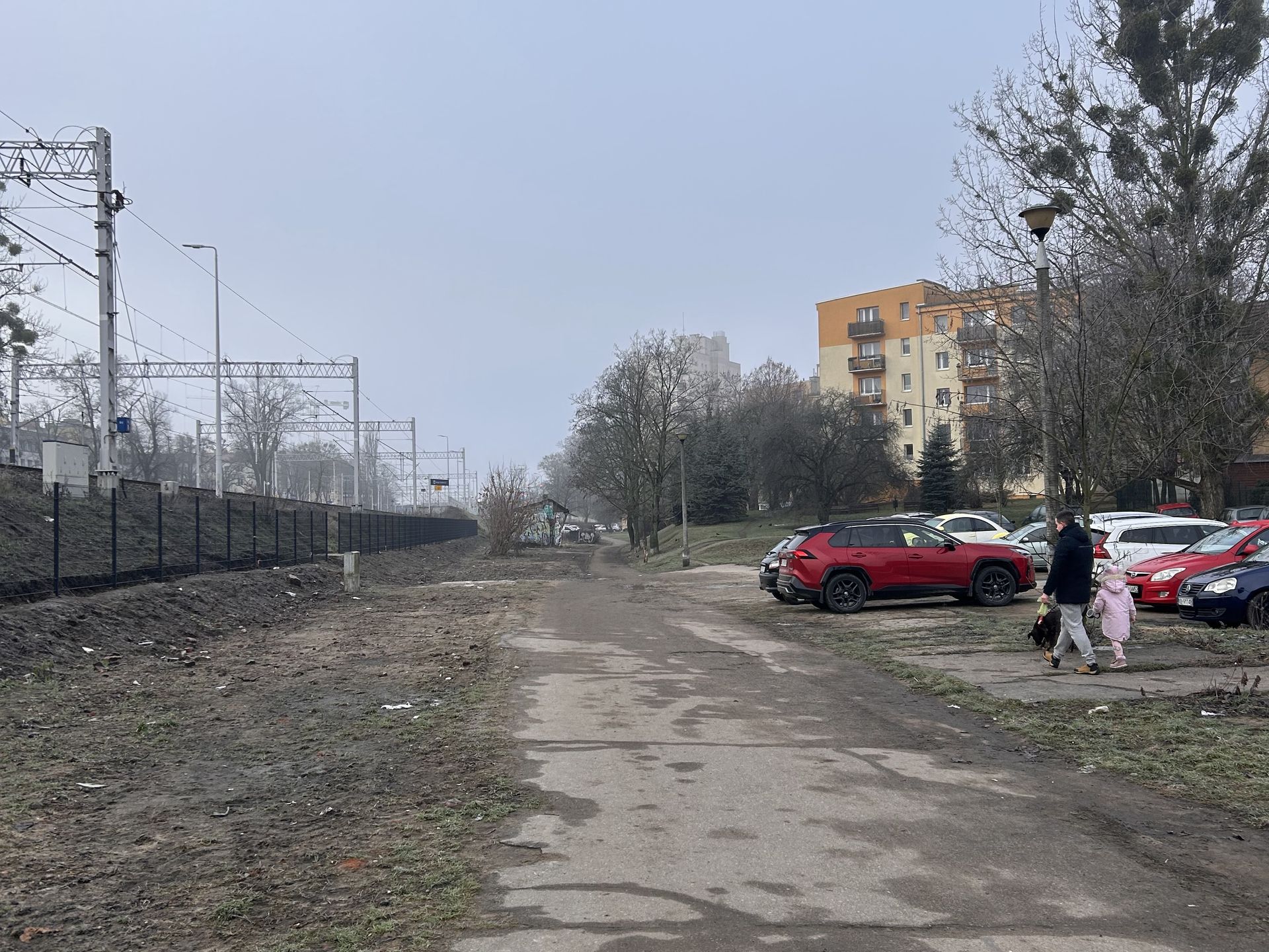 Opustoszałe targowisko przy ul. Kolejowej w Olsztynie 