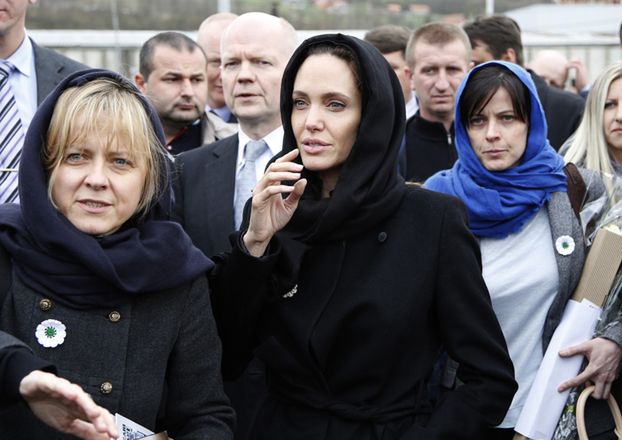 Angelina rozwiodła się za namową koleżanek-lesbijek? "Trzymają się razem i w tym układzie to Brad przegrywa"