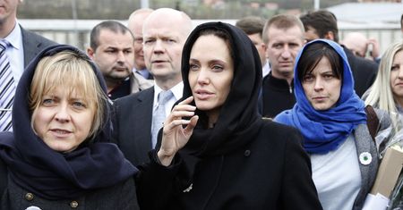 Angelina rozwiodła się za namową koleżanek-lesbijek? "Trzymają się razem i w tym układzie to Brad przegrywa"