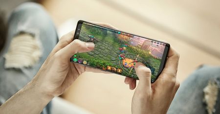 Samsung Galaxy S10+ na pierwszym zdjęciu. Wczesna wersja potwierdza nowe umiejscowienie kamerki