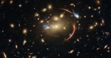 Znajduje się 10 miliardów lat świetlnych od nas. Teleskop Hubble’a ujął odległą galaktykę