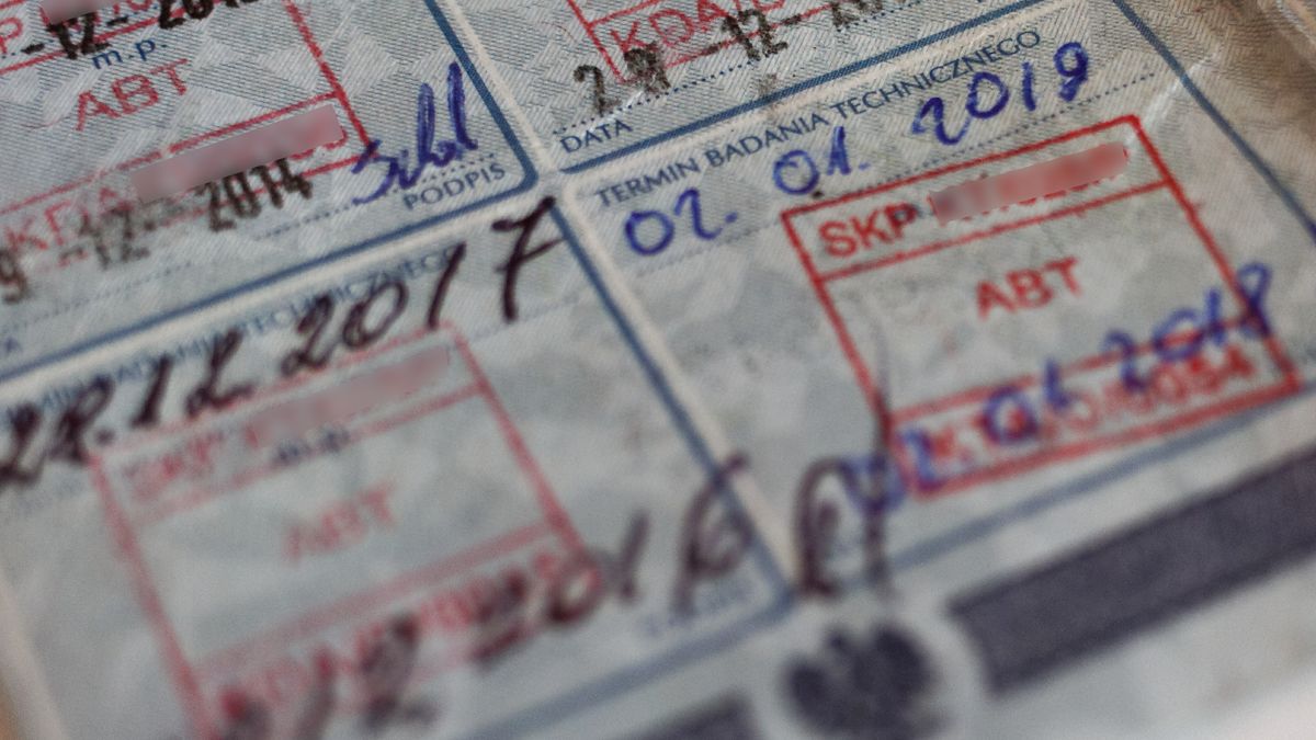 Dowód rejestracyjny zapełniony pieczątkami miał dzięki nowym przepisom odejść w zapomnienie.