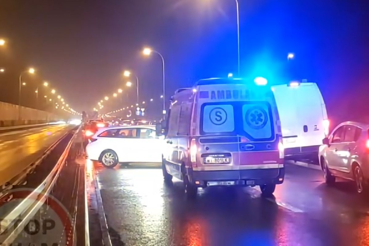 Kierowca jechał pod prąd korytarzem życia - zablokował karetkę