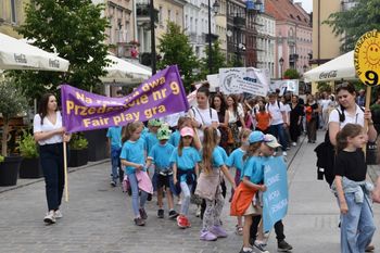 Trwa Kaliski Tydzień Zdrowia. Ulicami śródmieścia przeszedł barwny korowód. ZDJĘCIA