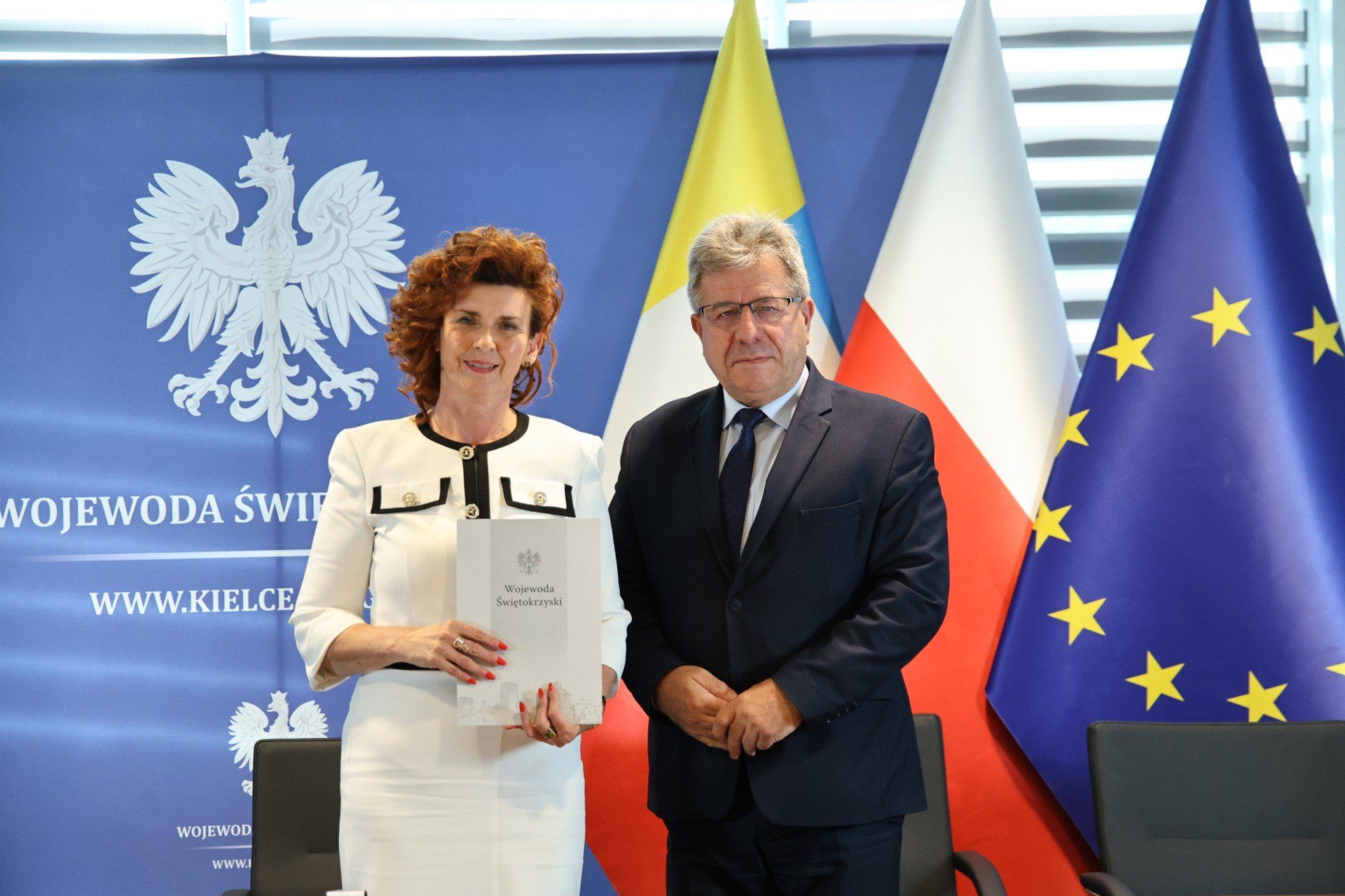 W poniedziałek, 14 lipca umowę z samorządowcami podsiał wojewoda świętokrzyski, Józef Bryk. Na zdjęciu z wójt gminy Czarnocin, Beatą Bułą.