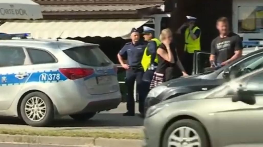 W niedzielę 6 czerwca na jednym z parkingów w Jastarni (woj. pomorskie) samochód potrącił 2-letnią dziewczynkę. Dziecko zginęło na miejscu. Zdjęcie z miejsca zdarzenia.