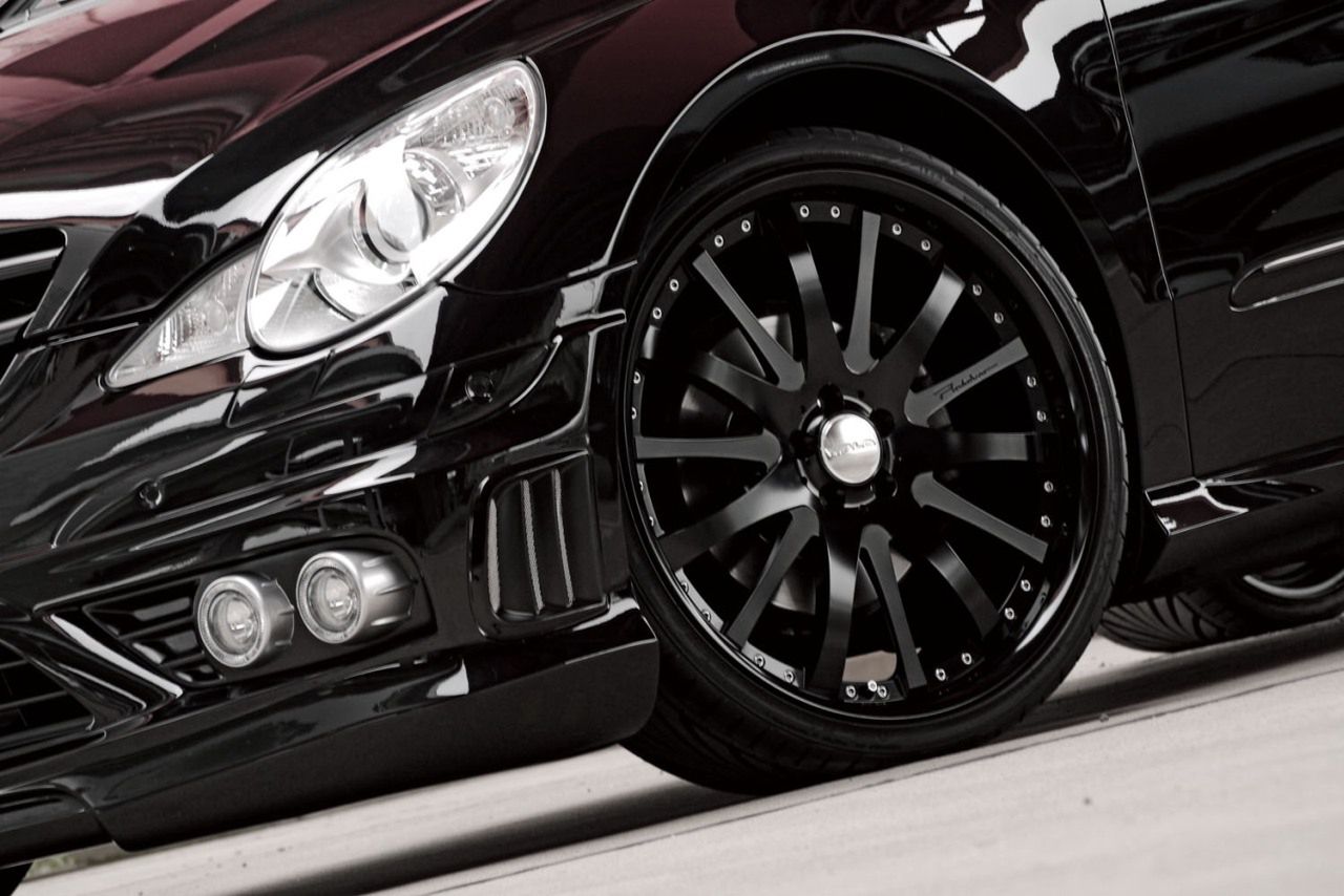 Mercedes klasy R Black Bison Edition od Wald International