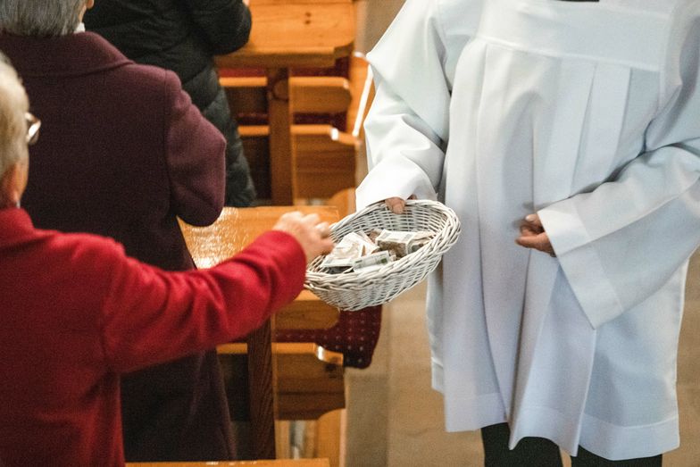 Kościoły wchodzą w nową erę płatności. Taca powoli odchodzi do lamusa