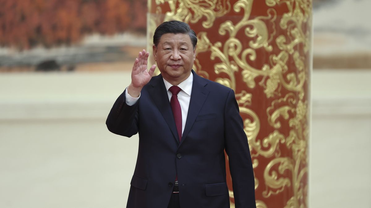 BEIJING, CHINA - OCTOBER 23:Chinese President Xi Jinping waves during the meeting between members of the standing committee of the Political Bureau of the 20th CPC Central Committee and Chinese and foreign journalists at The Great Hall of People on October 23, 2022 in Beijing, China. China's ruling Communist Party today revealed the new Politburo Standing Committee after its 20th congress. (Photo by Lintao Zhang/Getty Images)