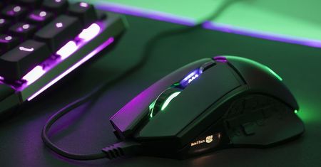 24 000 DPI to czułość gamingowej myszki Cooler Master MM830 z wyświetlaczem OLED