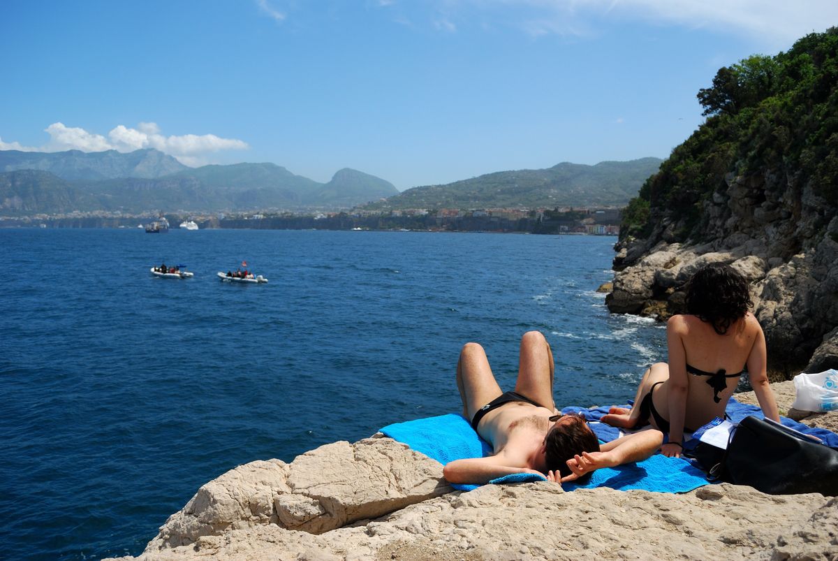 Plażowanie w bikini ok, ale chodzenie w nim po mieście, to już przesada? 