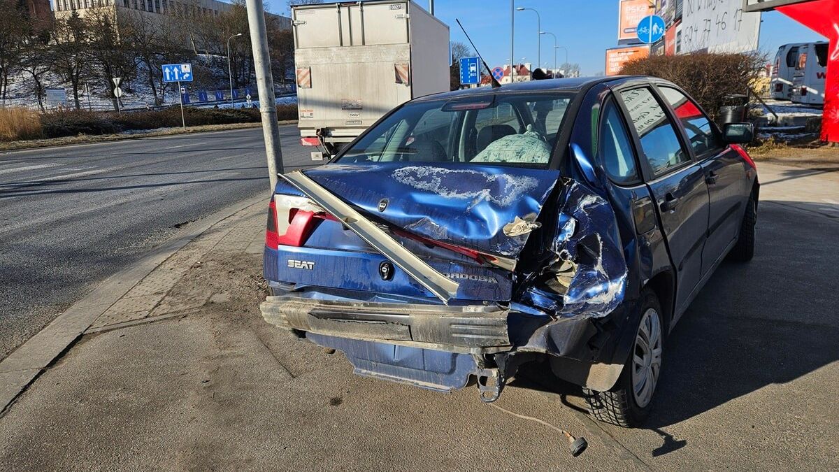 Dostawczy mercedes uderzył w tył seata na a. Tysiąclecia w Lublinie