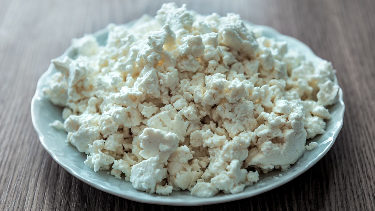 Zwróć uwagę na kolor twarogu. Nie może być żółty