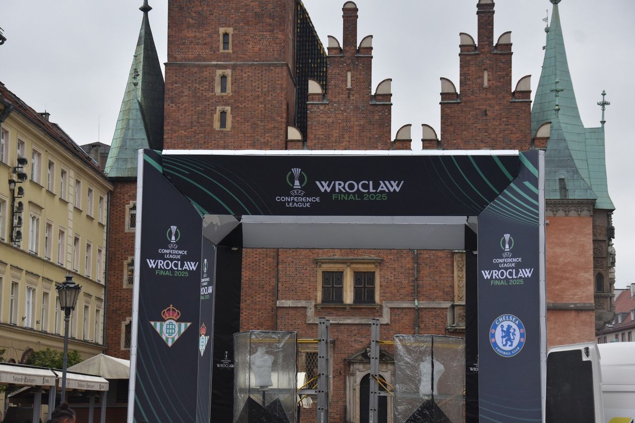 Na wrocławskim Rynku powstaje strefa kibica przed finałem Ligi Konferencji