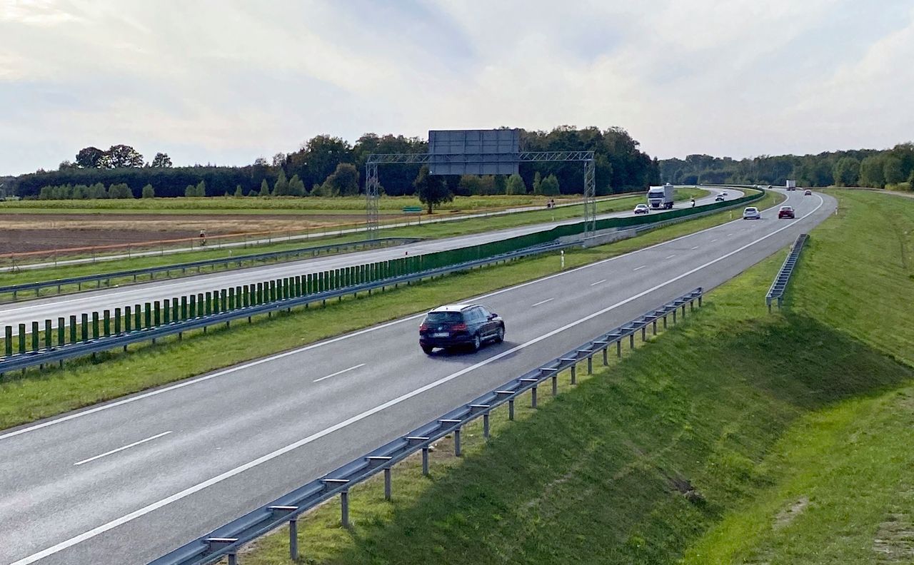 Awaria na autostradzie - czy można jechać i kiedy trzeba się zatrzymać?