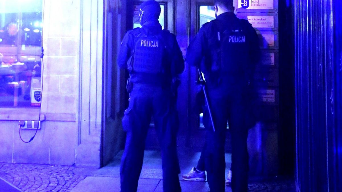 Nalot policji na wroc?awski nocny klub24.04.2021 WROCLAW  GAZETA WROCLAWSKA  WROCLAW, RYNEK 36, NALOT POLICJI I CPSP NA RESTAURACJE I KLUB NOCNY ZE STRIPTIZEM  JAROSLAW JAKUBCZAK/ POLSKA PRESS  POLICJA CENTRALNE BIURO SLEDCZE NALOT KONTROLA KORONAWIRUS EPIDEMIA OBOSTRZENIA KLUB NOCNY RESTAURACJA ALL CAPONE NA ZDROWIEJAROSLAW JAKUBCZAK/ POLSKA PRESS