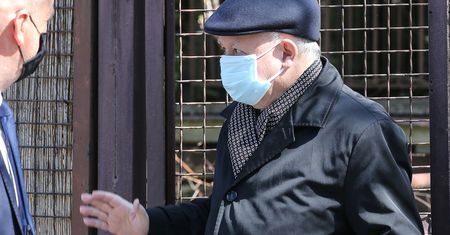 Koronawirus w Polsce. Obowiązek zakrywania twarzy również dla prezesa PiS. Jarosław Kaczyński i maseczka z kotem