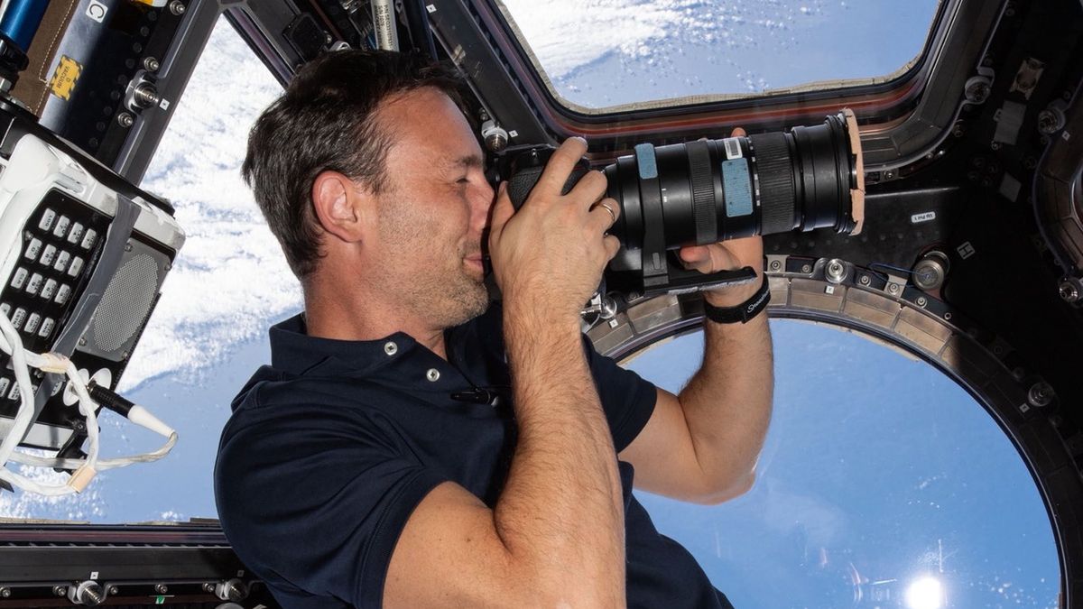 Sławosz Uznański-Wiśniewski w module obserwacyjnym Cupola