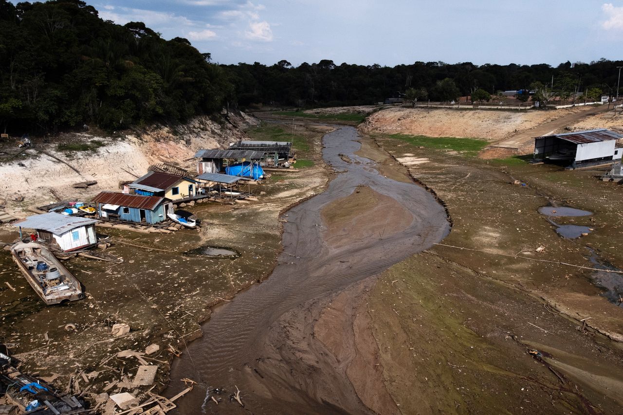 W Manaus w Brazylii susza sparaliżowała żeglugę statków transportowych i łodzi mieszkalnych