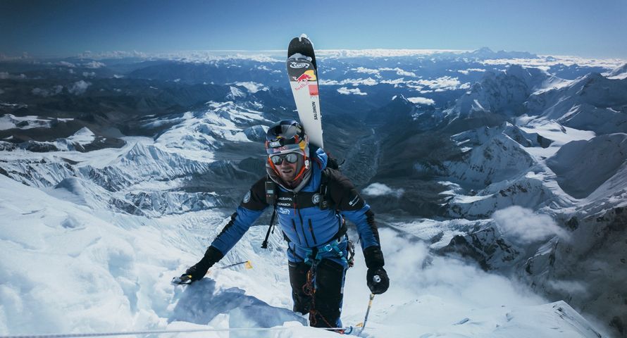 Historyczny wyczyn Polaka na Mount Evereście. Wspierają go znane marki