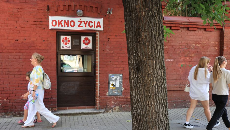 6-latka została porzucona w oknie życia na ul. Hożej w Warszawie