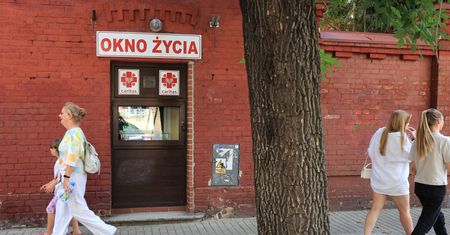 6-latka porzucona w oknie życia. Poruszająca relacja najbliższych