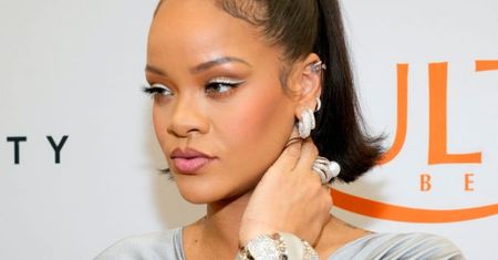 Rihanna ZNÓW świeci ciążowym brzuszkiem w kusej kreacji (ZDJĘCIA)