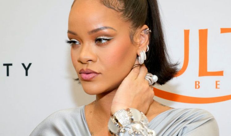 Rihanna ZNÓW świeci ciążowym brzuszkiem w kusej kreacji (ZDJĘCIA)