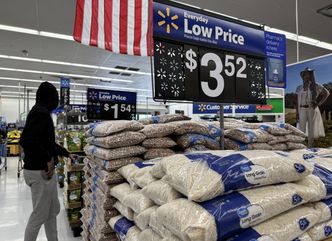Największy na świecie supermarket podniesie ceny. Efekt Trumpa