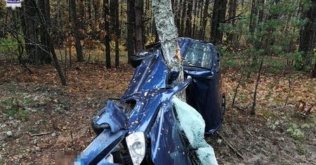 Nie dostosował prędkości do panujących warunków i uderzył w drzewo. Nie żyje kierowca