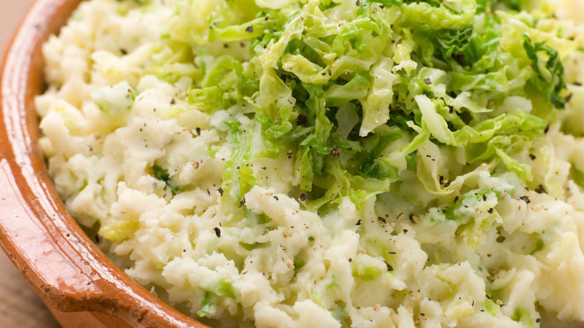 Młoda kapusta duszona z dodatkiem śmietany