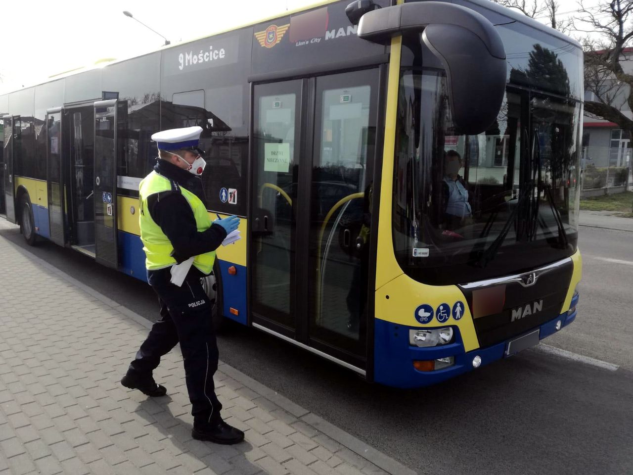 Zwykle zadaniem policji było sprawdzanie stanu technicznego autobusów. Pandemia to zmieniła