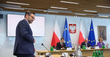 Miały odsłaniać kulisy polityki, a stały się narzędziem walki. "Mamy inflację komisji"