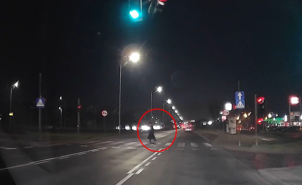 Bezmyślne zachowanie na drodze. Pieszy wbiegł wprost pod auta