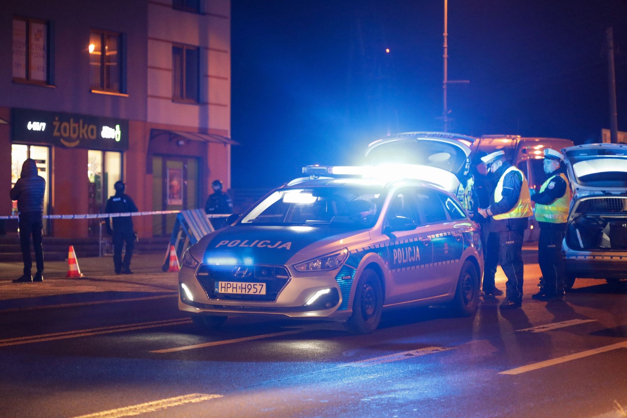 Sochaczew (woj. mazowieckie), 08.12.2022. Policja przed sklepem przy ulicy Płockiej w Sochaczewie, 8 bm. Trwa policyjna obława za nożownikiem, który w Sochaczewie zaatakował 35-letnią ekspedientkę. Kobieta zmarła. (aldg) PAP/Albert Zawada***Zdjęcie do depeszy PAP pt. Mazowsze/ Obława za nożownikiem, który w sklepie w Sochaczewie zabił 35-letnią ekspedientkę ***