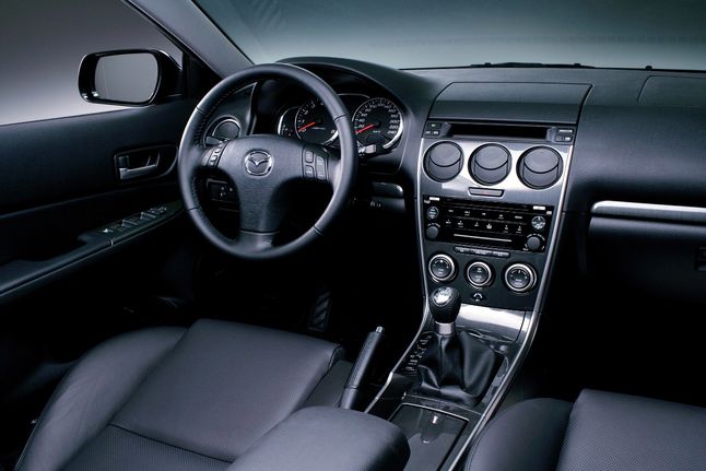 Stylistyka wnętrza odpowiada wyglądowi nadwozia. Mazda 6 miała być postrzegana jako sportowa interpretacja modelu segmentu D.