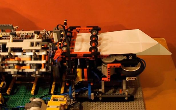 WTF dnia: szalony robot z Lego. Składa papierowe samoloty i nimi rzuca! [wideo]